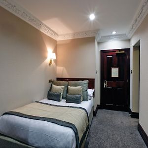 Zimmer mit Kingsize-Bett